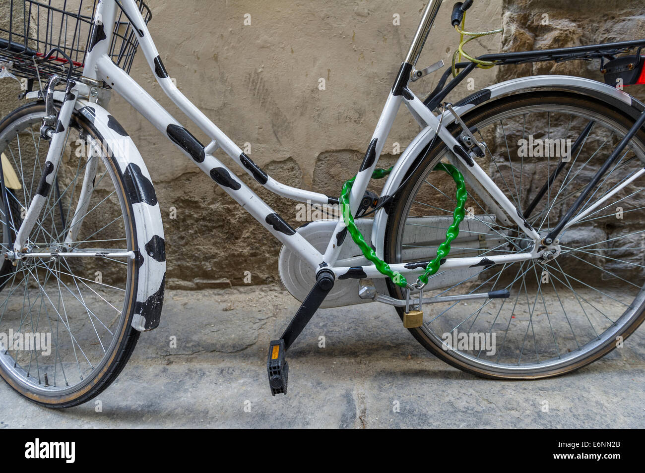 Schwarz / weiß-Zyklus mit grünen Fahrradschloss stehen. Stockfoto