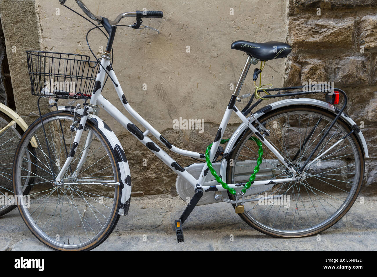 Schwarz / weiß-Zyklus mit grünen Fahrradschloss stehen. Stockfoto