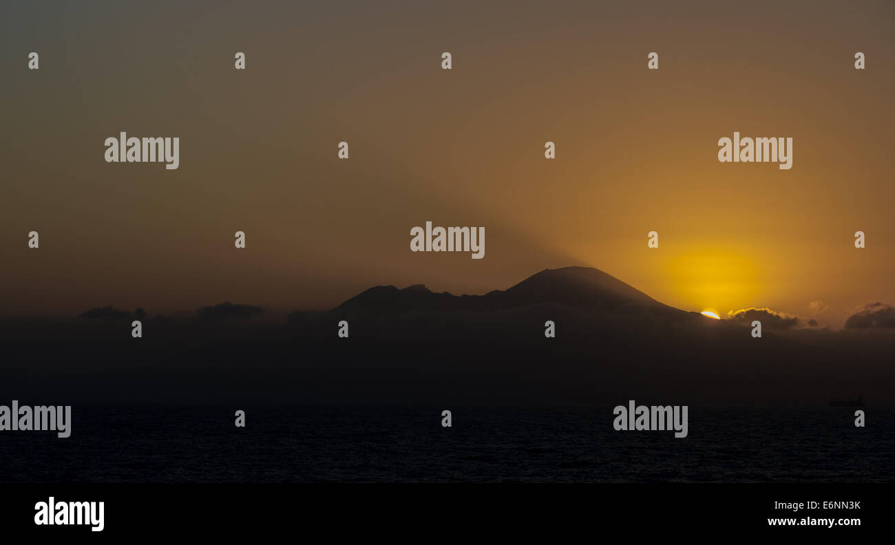 Aufgehen Sie Sonne über den Vesuv des aktiven Vulkans aus der Bucht von Neapel. Stockfoto