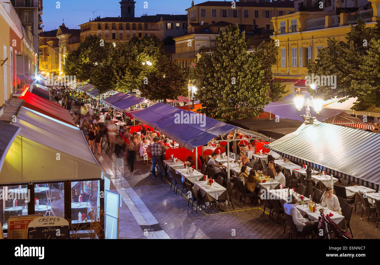 Diners in Restaurants in der Altstadt, Nice, Provence, Frankreich, Europa bei Nacht Stockfoto