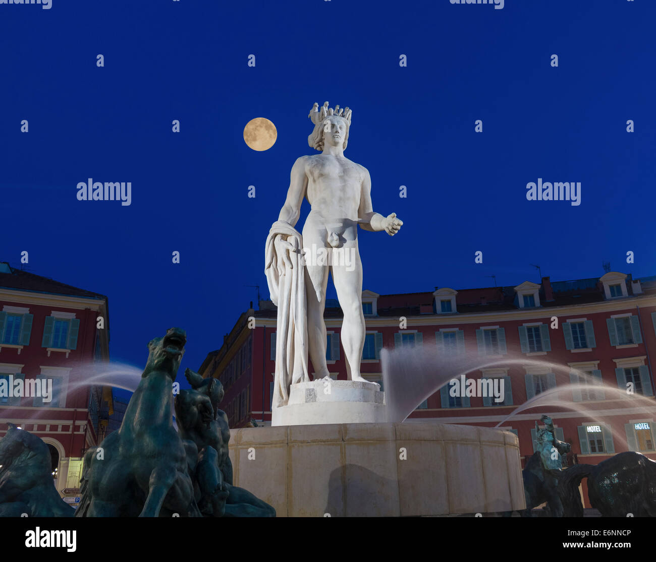 Nizza, Frankreich - Fontaine du Soleil Brunnen und Statue des Apollo in Place Massena Stockfoto