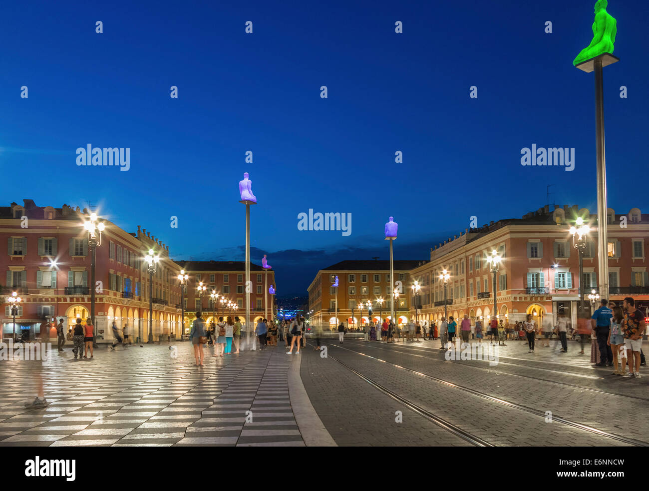 Place Massena Platz in der Altstadt von Nizza, Provence, Frankreich - mit Skulptur Spalten Stockfoto