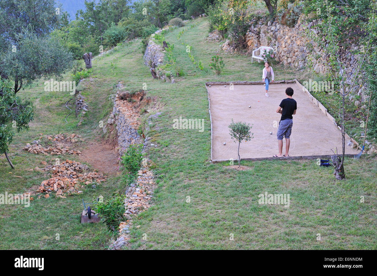 Zwei Kinder spielen das französische Petanque-Spiel (Boules), Frankreich, Europa Stockfoto