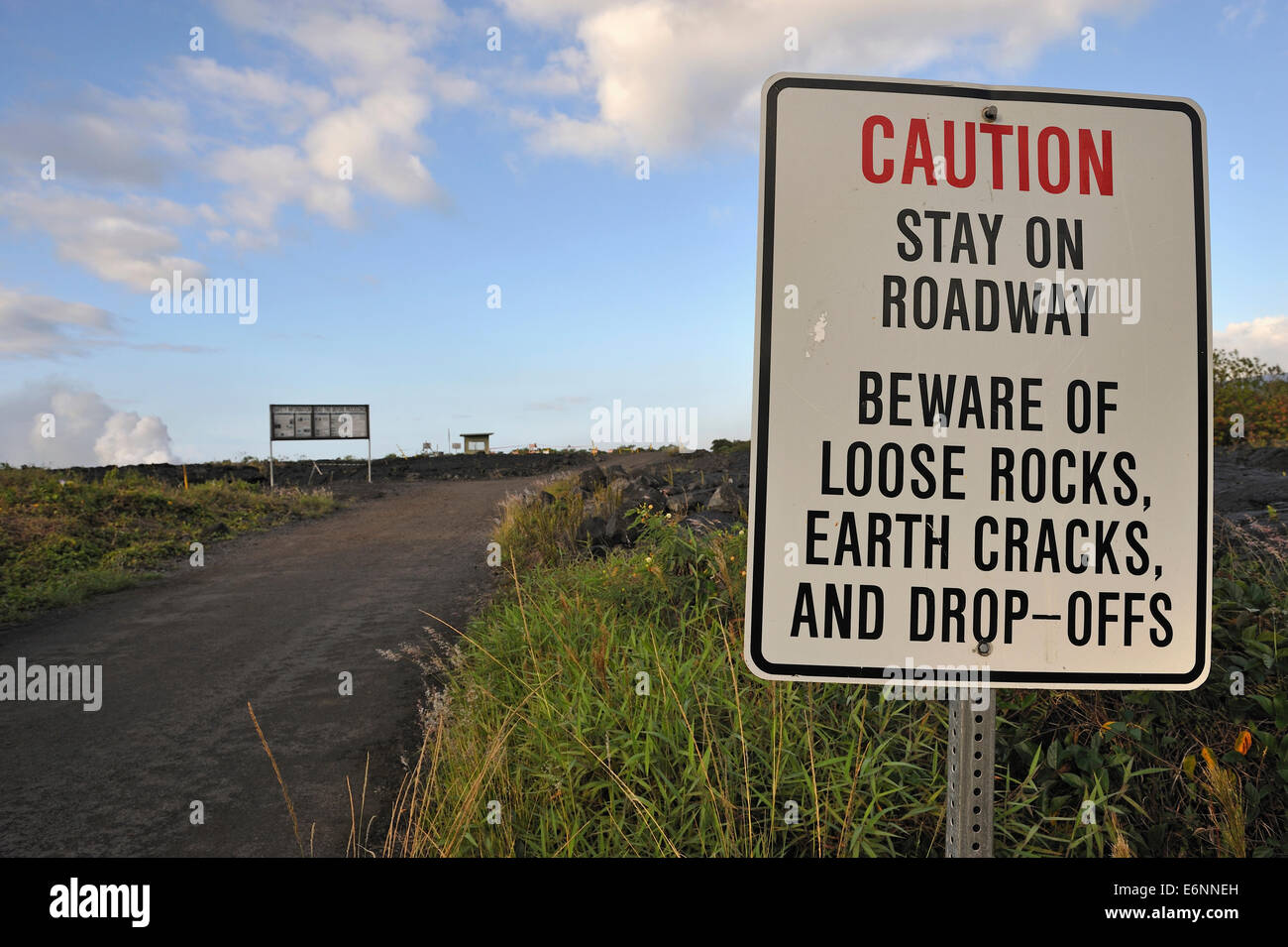 Warnzeichen auf der Straße nach Lava Bereich, Kilauea-Vulkan, Big Island, Hawaii Volcanoes Nationalpark anzeigen Stockfoto