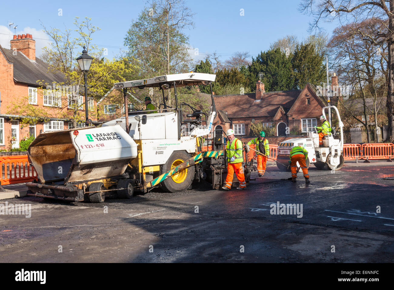 Straßenarbeiten. Die Beschäftigten im Straßenverkehr mit einem Straßenfertiger und Straßenwalze während resurfacing Baustellen, dem Ruddington, Nottinghamshire, England, Großbritannien Stockfoto