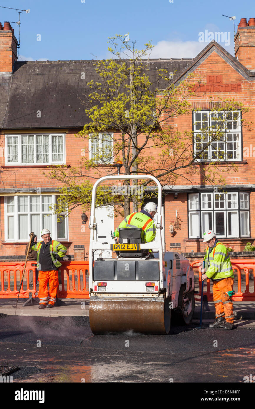 Straße reparieren. Straßenwalze in Gebrauch während der Straße resurfacing arbeiten, Nottinghamshire, England, Großbritannien Stockfoto