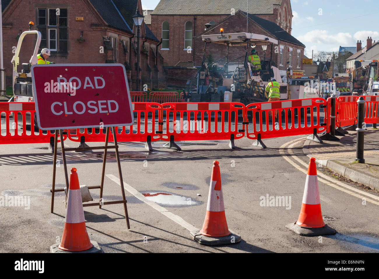 Straßensperrung Zeichen für Straßenarbeiten. Straßen Instandhaltung auf eine Dorfstraße, dem Ruddington, Nottinghamshire, England, Großbritannien Stockfoto
