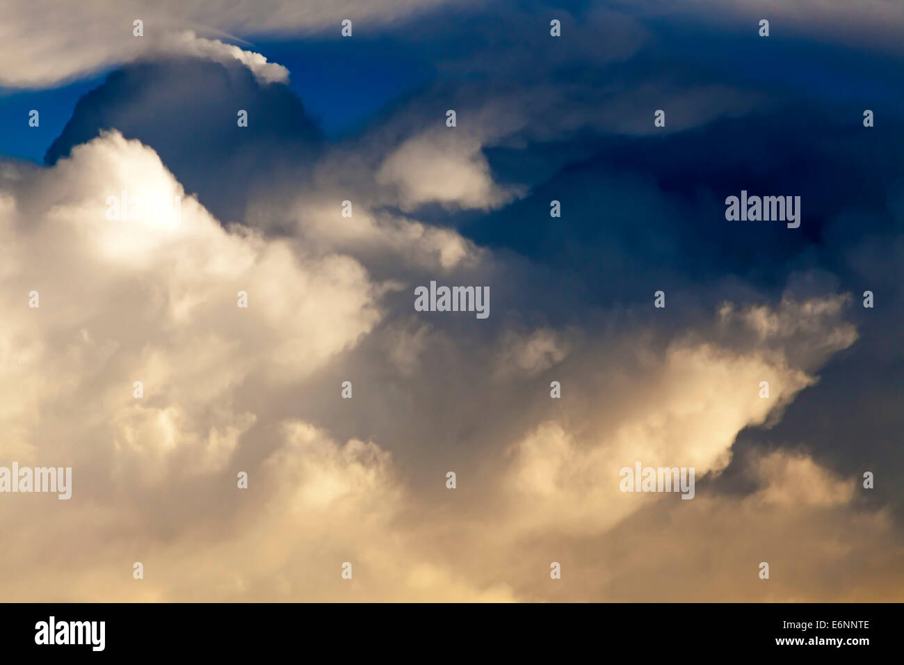 Ansicht von Wolkenformationen aus Flugzeug-Fenster über den Indischen Ozean Stockfoto