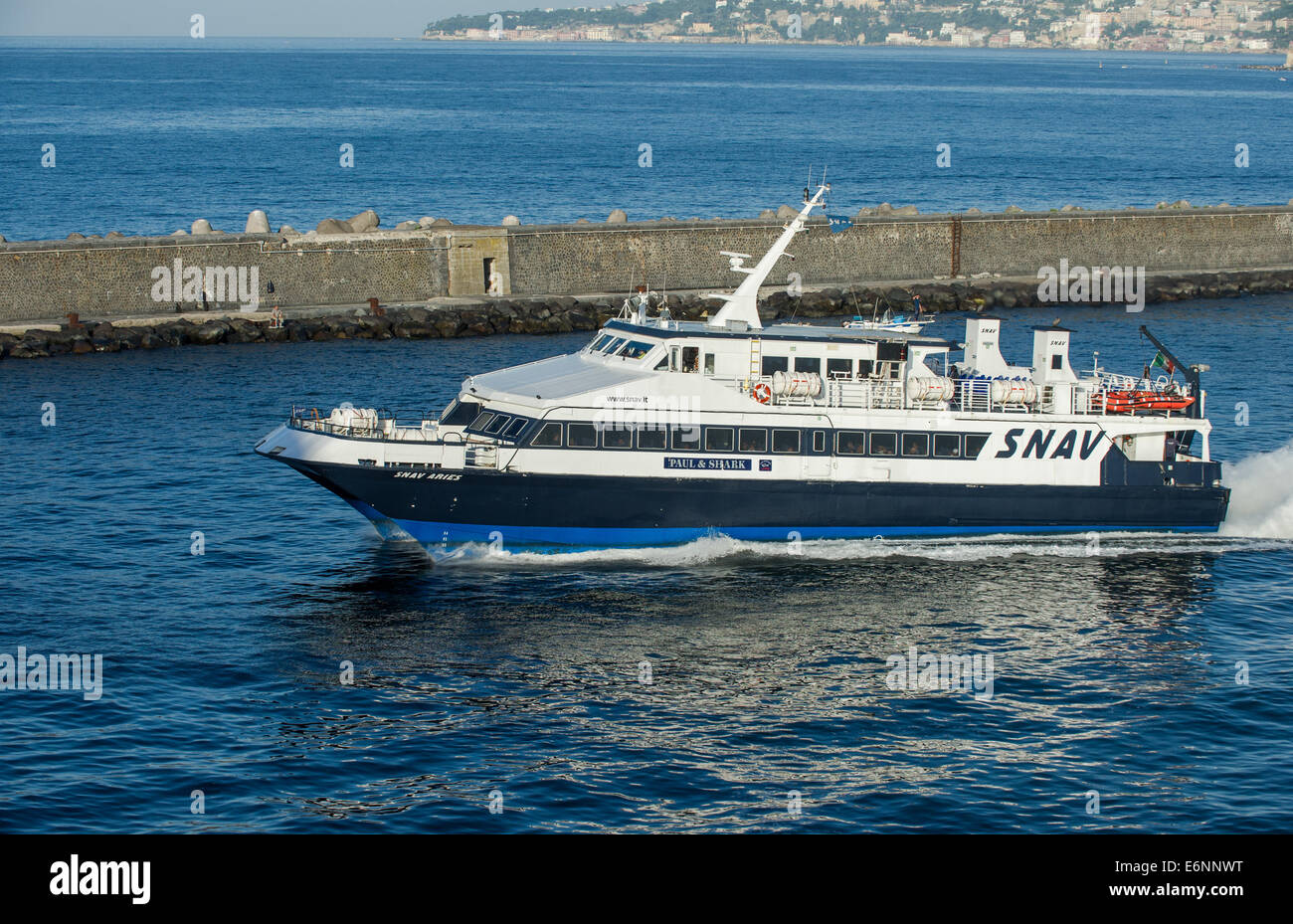 High-Speed-Fähre verlassen Hafen von Neapel für die Insel Capri. Stockfoto