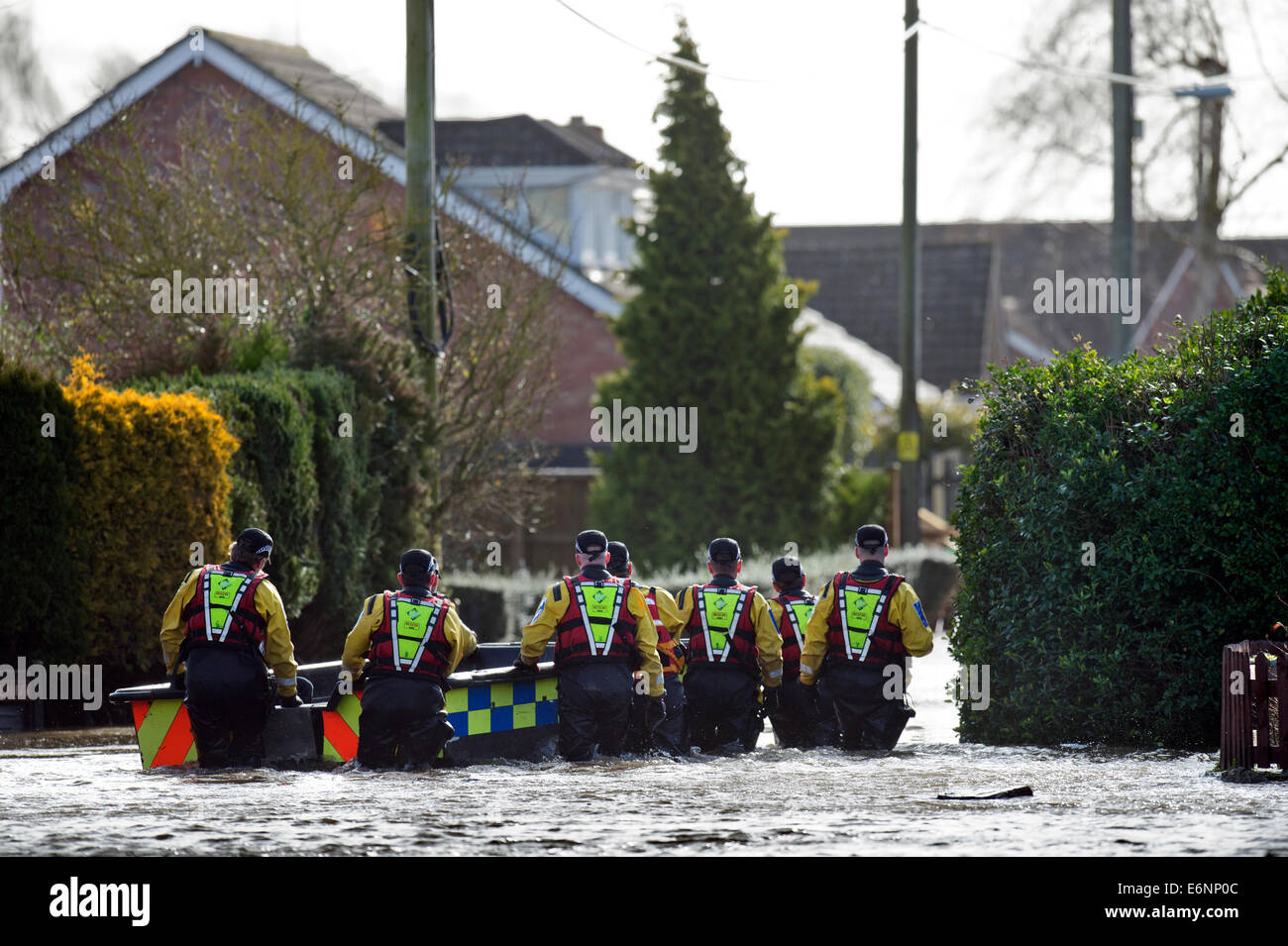 Überschwemmungen an der Somerset Ebene - eine Polizei suchen und Rettungs-Team auf den Weg in das Dorf Moorland Februar 2014 Stockfoto