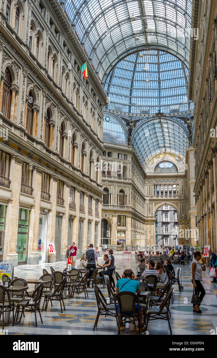 Das große Glasdach Arcade-Galleria Umberto i. im Zentrum von Neapel, Italien Stockfoto