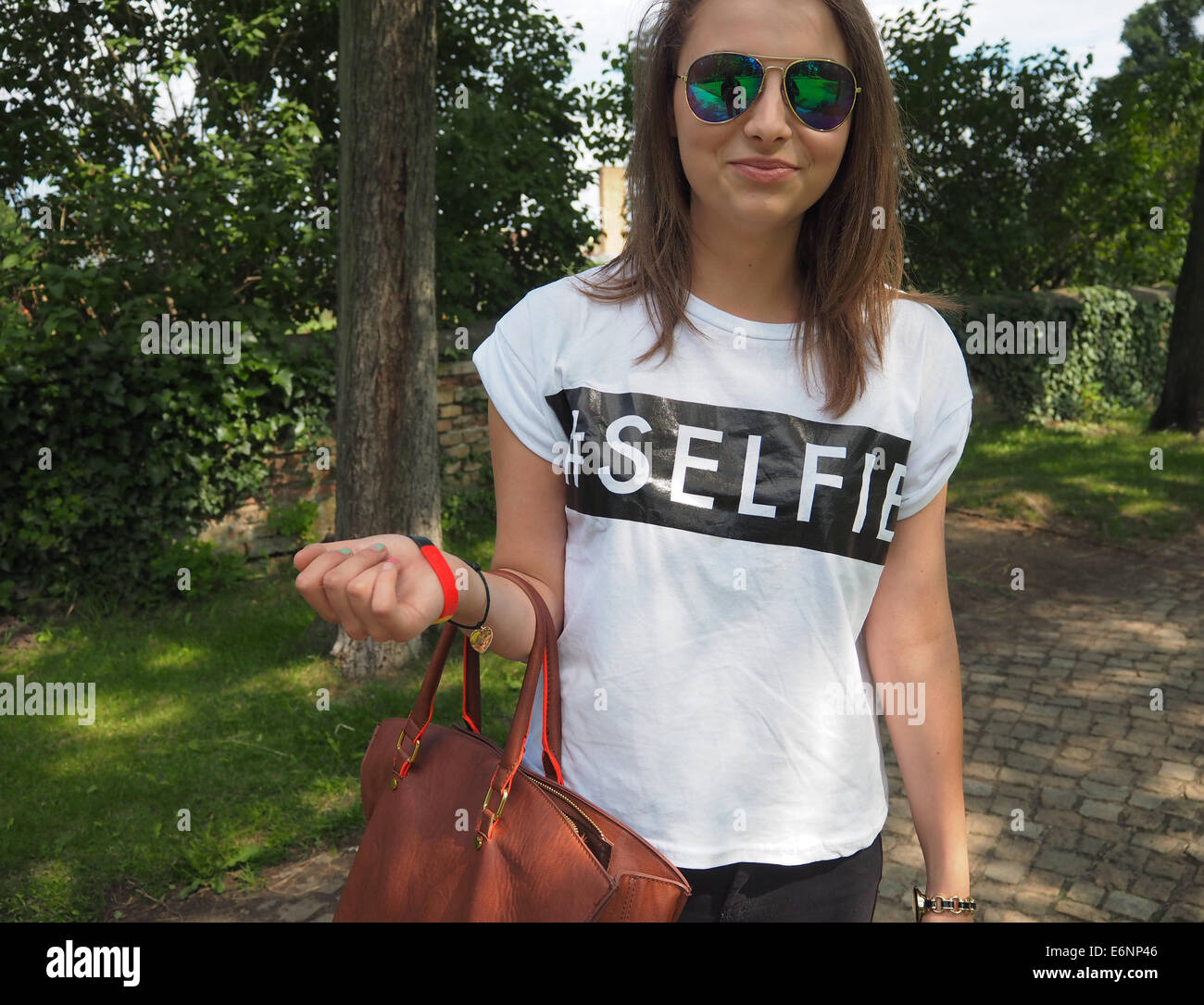 Eine junge Frau aus Polen trägt ein T-shirt, auf dem das Wort Selfie in  Potsdam, südwestlich von Berlin, 13. Juli 2014 geschrieben ist. Foto:  Wolfram Steinberg dpa Stockfotografie - Alamy
