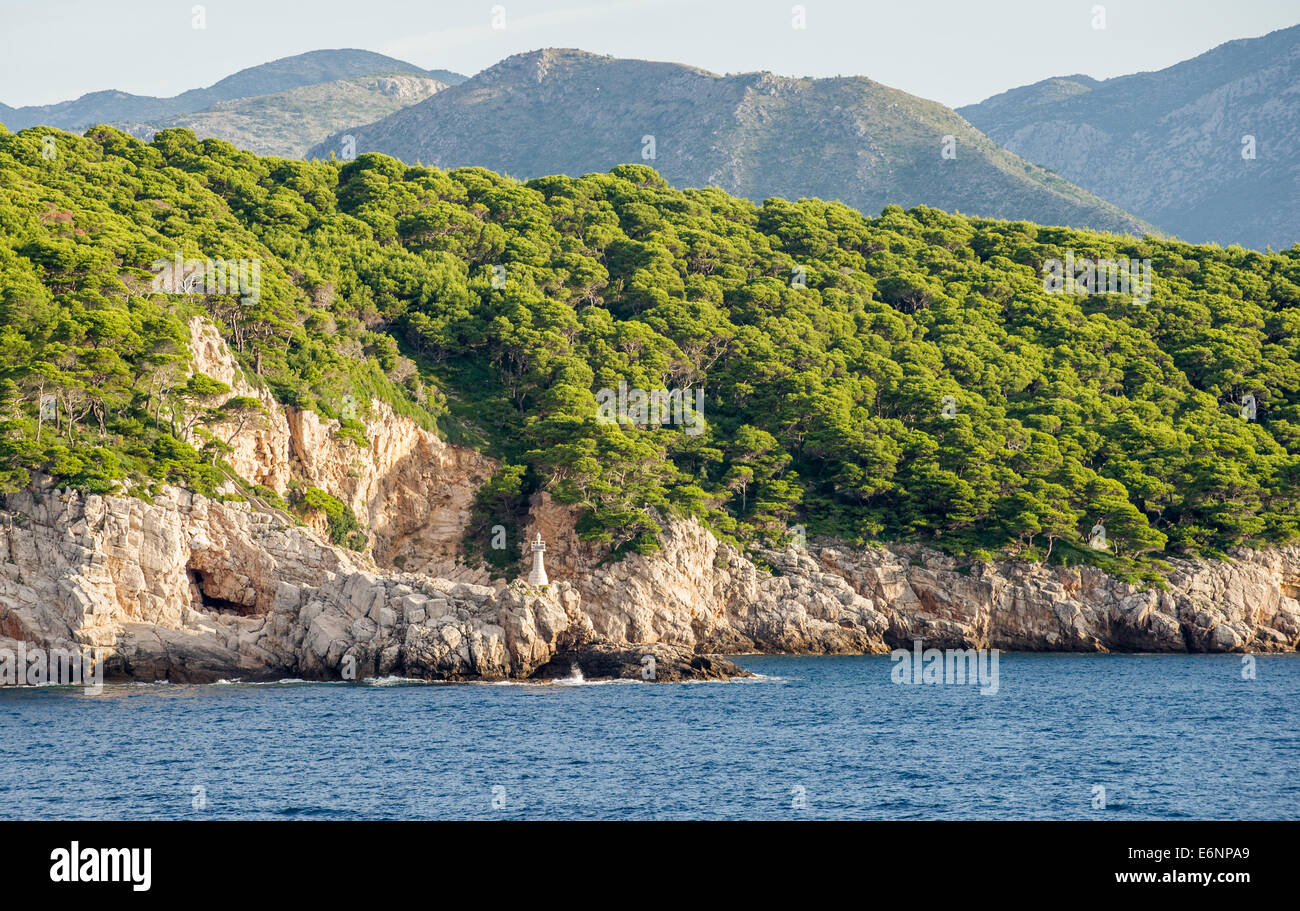 Kleiner Leuchtturm auf einer der vielen Inseln am Eingang zum Hafen von Dubrovnik in Kroatien. Stockfoto