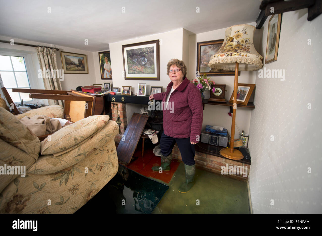 Überschwemmungen auf der Somerset Levels - Margaret Lock, die aus ihrem Haus im Dorf Fordland Februar 2014 überschwemmt wurde Stockfoto