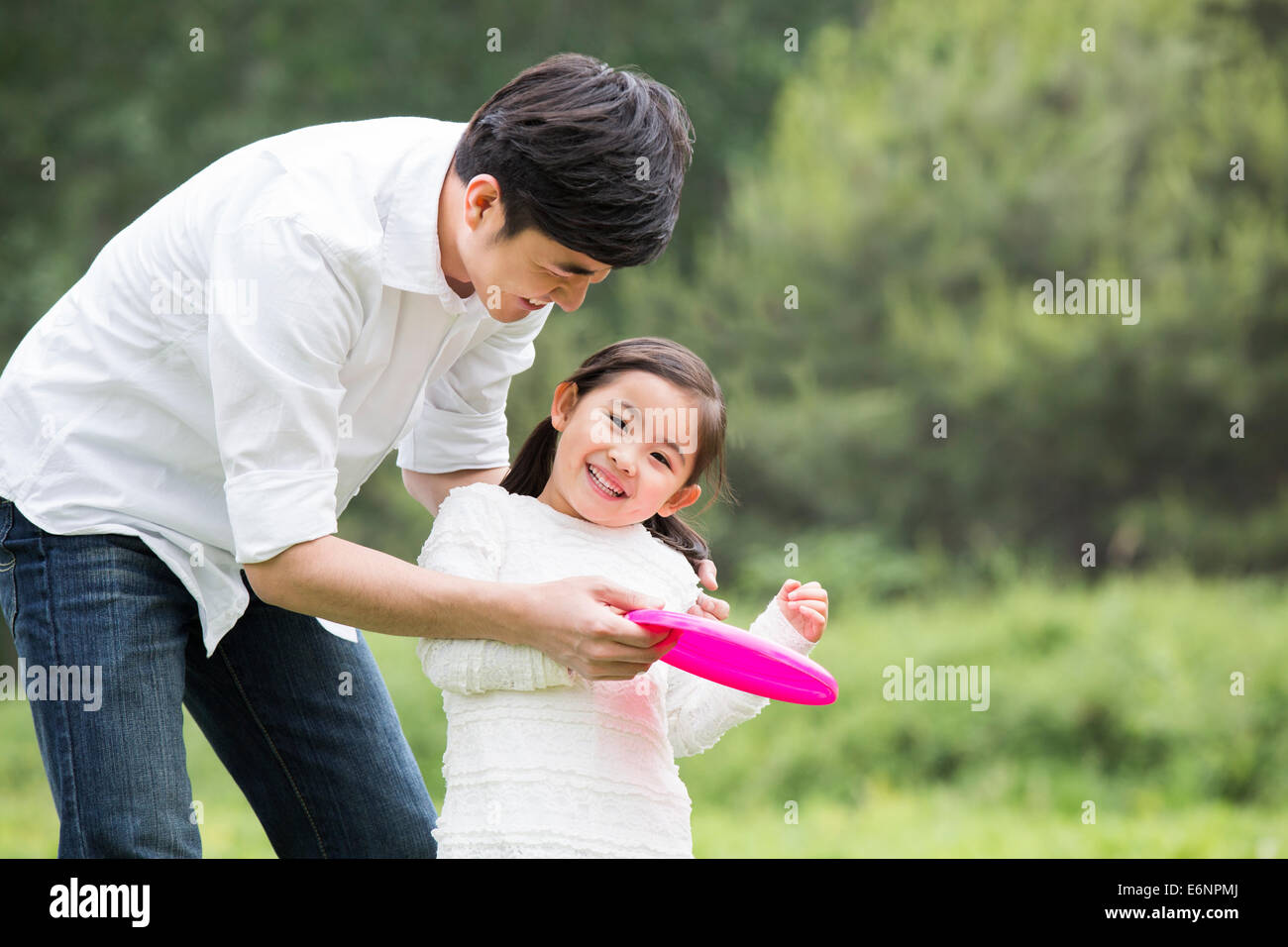 Vater und Tochter spielt frisbee Stockfoto