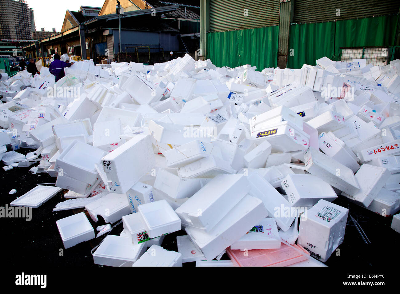 Leere Styroporboxen auf dem Tsukiji-Fischmarkt in Tokio, Japan, Asien, dem weltweit größten Großhandelsmarkt für Meeresfrüchte. Plastikabfälle und Müll Stockfoto