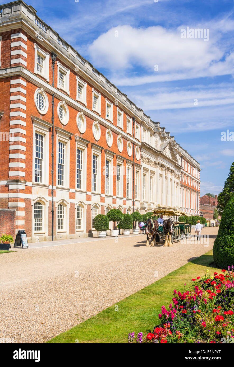 Shire Horses ziehen Touristen Wagen Hampton Court Palace vorderen London England UK GB EU Osteuropa Stockfoto