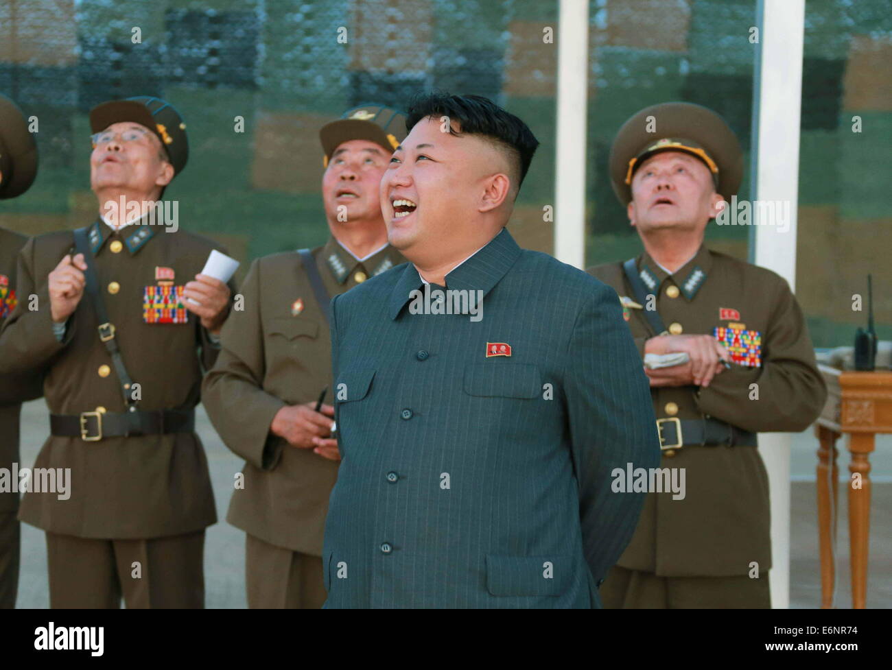 Pyongyang. 28. August 2014. Foto zur Verfügung gestellt von Korean Central News Agency (KCNA) am 28. August 2014 zeigt Top-Leader der Demokratischen Volksrepublik Korea (DVRK) Kim Jong Un (C) einen Fallschirm und markanten Bohrer der Fallschirmjäger-Einheiten von der Armee des koreanischen Volkes (KPA) überwacht. Bildnachweis: KCNA/Xinhua/Alamy Live-Nachrichten Stockfoto