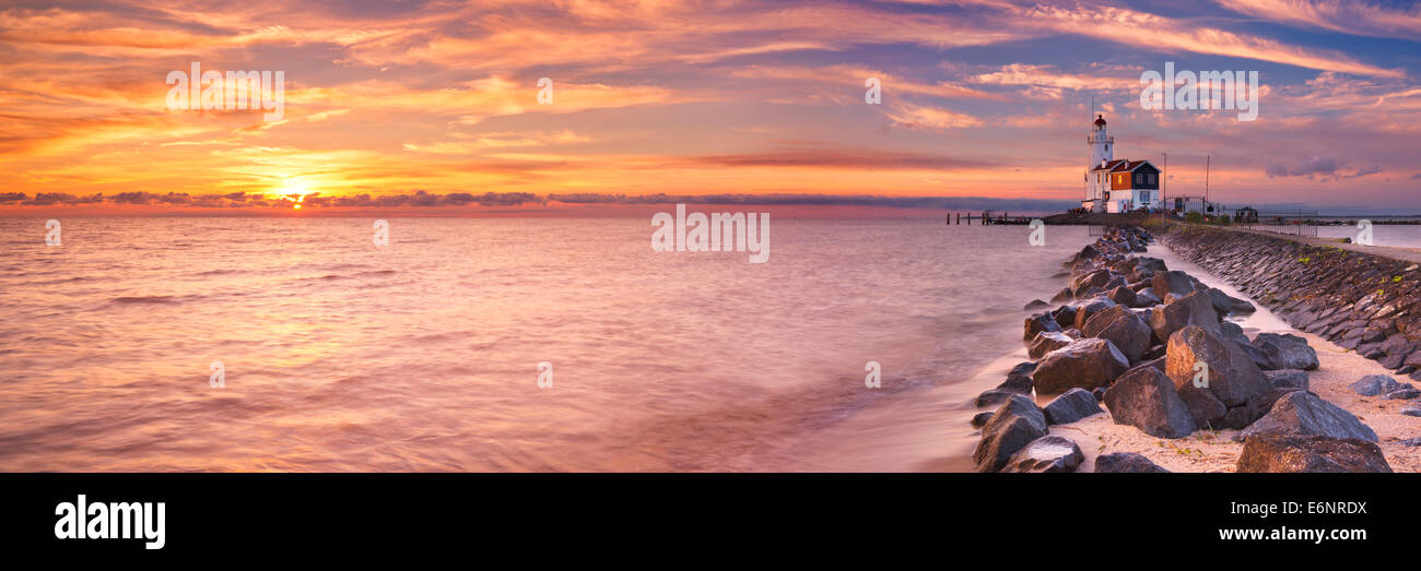 Der Leuchtturm der Insel Marken, Niederlande. Bei Sonnenaufgang fotografiert. Stockfoto