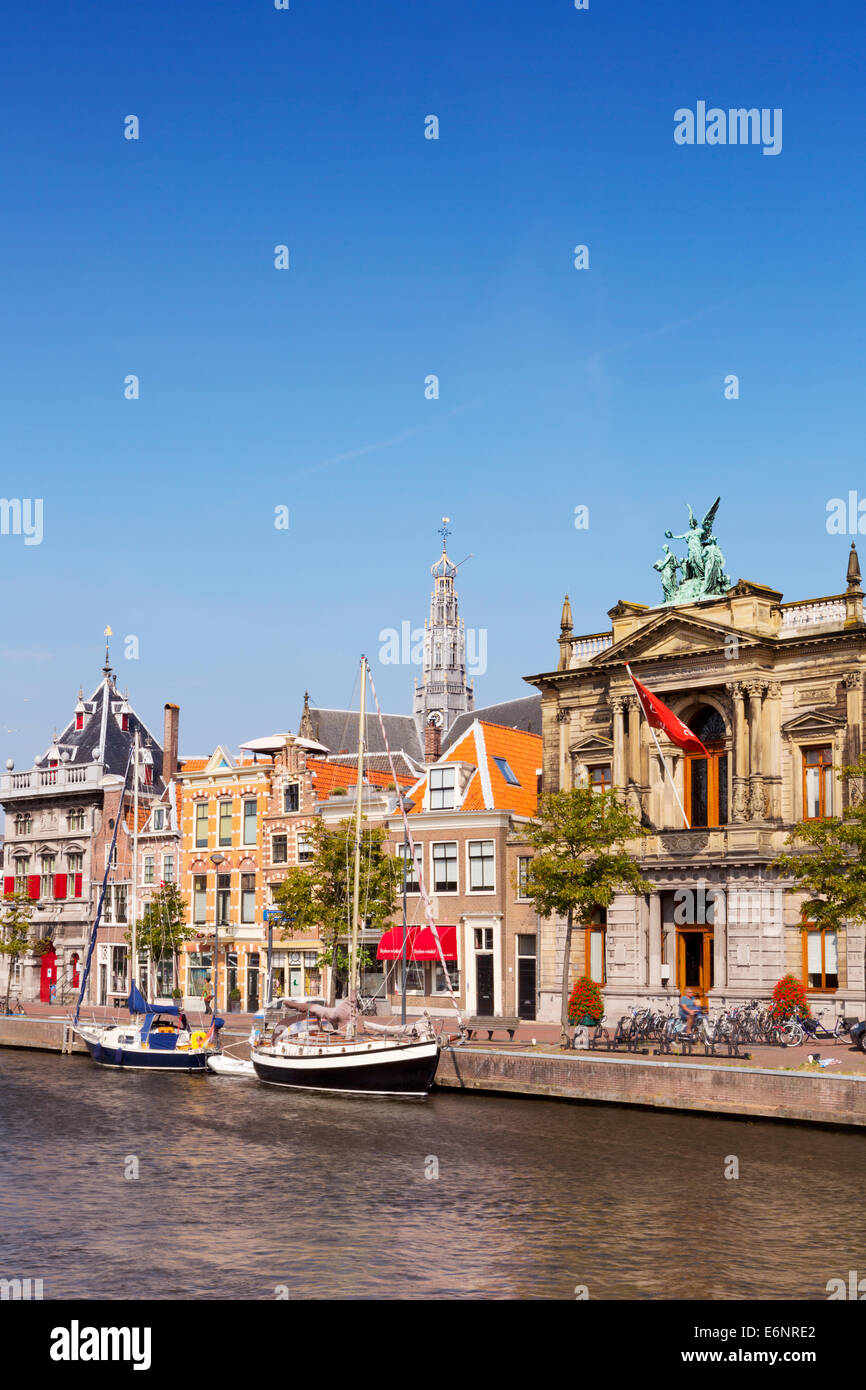 Die Stadt von Haarlem in den Niederlanden entlang des Flusses Spaarne Stockfoto