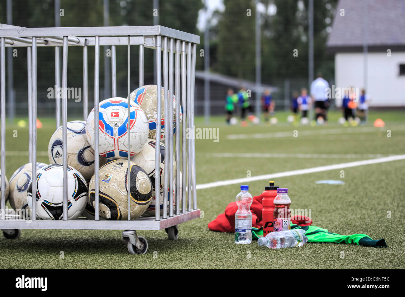 Kinder beim Fußball oder Fußball Training auf dem Feld. Coburg, Deutschland Stockfoto