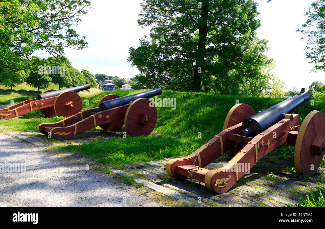 Kanonen auf der Festungsmauer der alten Festungsstadt Gamlebyen am östlichen Ufer des Flusses Glomma. Es wurde 1567 von König Frederik II gegründet. Foto: Klaus Nowottnick Datum: 2. Juni 2014 Stockfoto