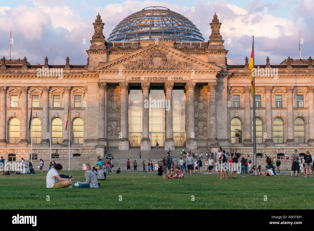 Deutschland: Reichstagsgebäude von Westen betrachtet. Foto vom 11. August 2014. Stockfoto