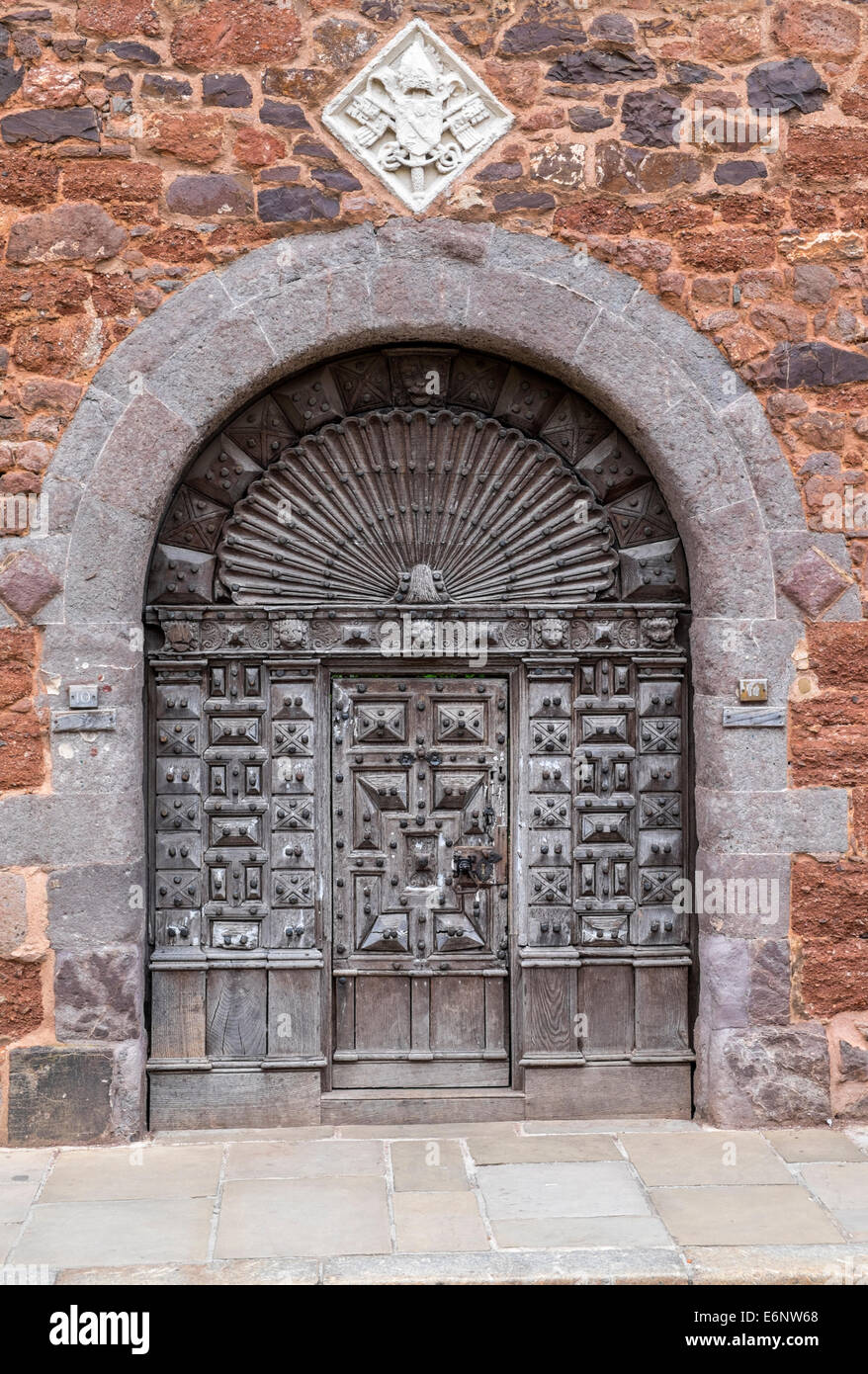 Mittelalterliche geschnitzte Tür (um 1600) in Exeter Kathedrale Hof, Exeter, Devon, England, UK Stockfoto