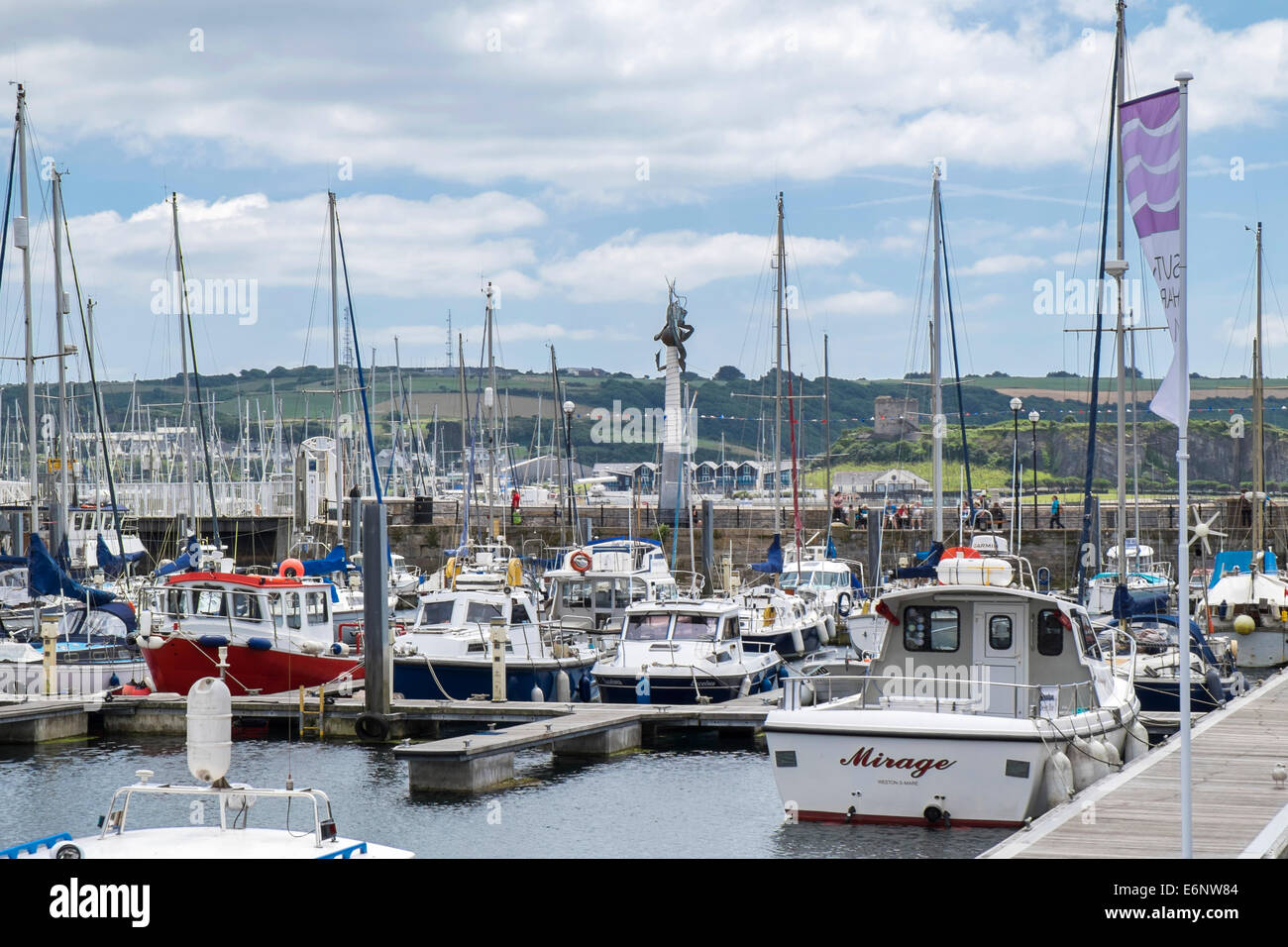 Boote in Sutton Harbour Marina, Barbican, Plymouth, Devon, England, Vereinigtes Königreich Stockfoto