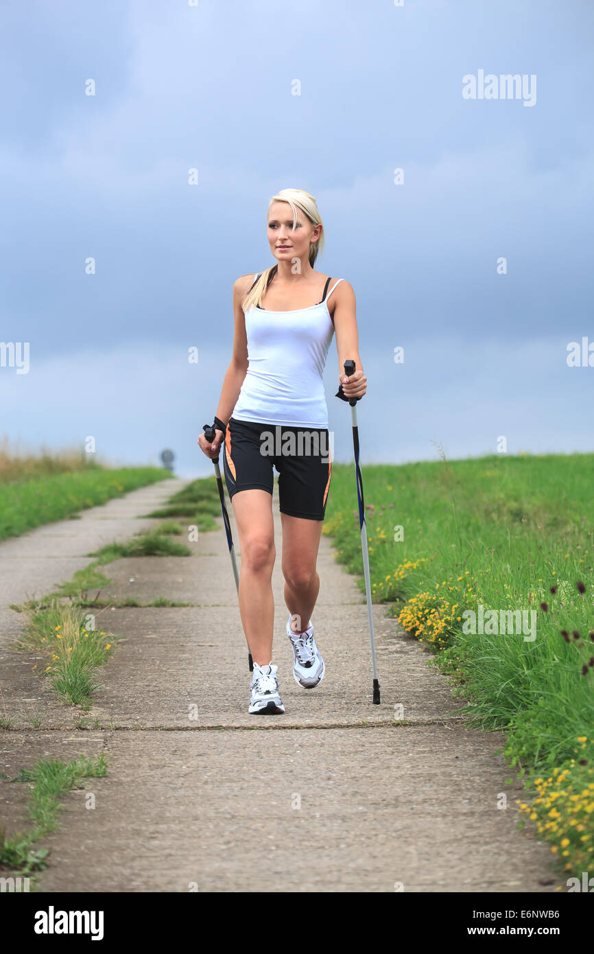 eine junge Frau, Nordic-walking machen. Outdoor Shooting. Stockfoto