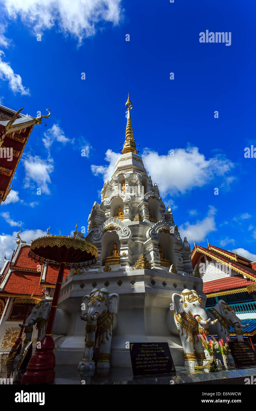 Niedrigen Winkel der Pagode in Wat Klang Wiang Tempel in Chiang Rai, Thailand Stockfoto Niedrigen Winkel der Pagode in Wat Klang Wiang Tempel in Chiang Rai, Thailand Stockfoto