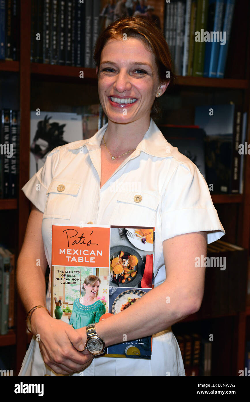 Pati Jinich fördert und Kopien von ihrem neuen Buch "Pati mexikanische Table" an Bücher und Bücher mit Zeichen: Pati Jinich wo: Coral Gables, Florida, USA bei: 21. Februar 2014 Stockfoto