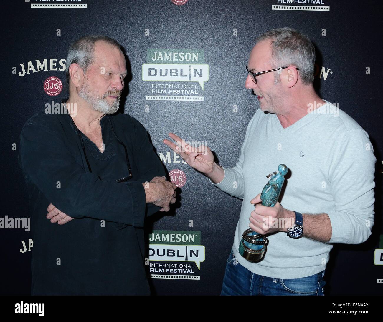 Regisseur Terry Gilliam ist mit einem Jameson Dublin International Film Festival Award Volta von Liam Cunningham im The Merrion Hotel vor einer Vorführung seines Films The Zero Theorem präsentiert...  Mitwirkende: Terry Gilliam, Liam Cunningham wo: Dublin, Irland Stockfoto