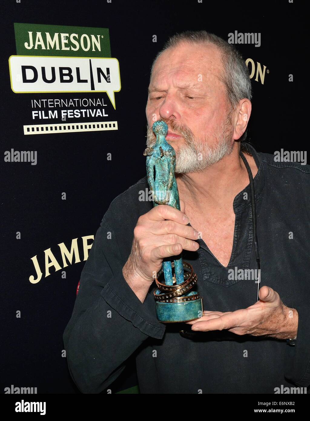 Regisseur Terry Gilliam ist mit einem Jameson Dublin International Film Festival Award Volta von Liam Cunningham im The Merrion Hotel vor einer Vorführung seines Films The Zero Theorem präsentiert...  Mitwirkende: Terry Gilliam wo: Dublin, Irland bei: 21 Februar 201 Stockfoto