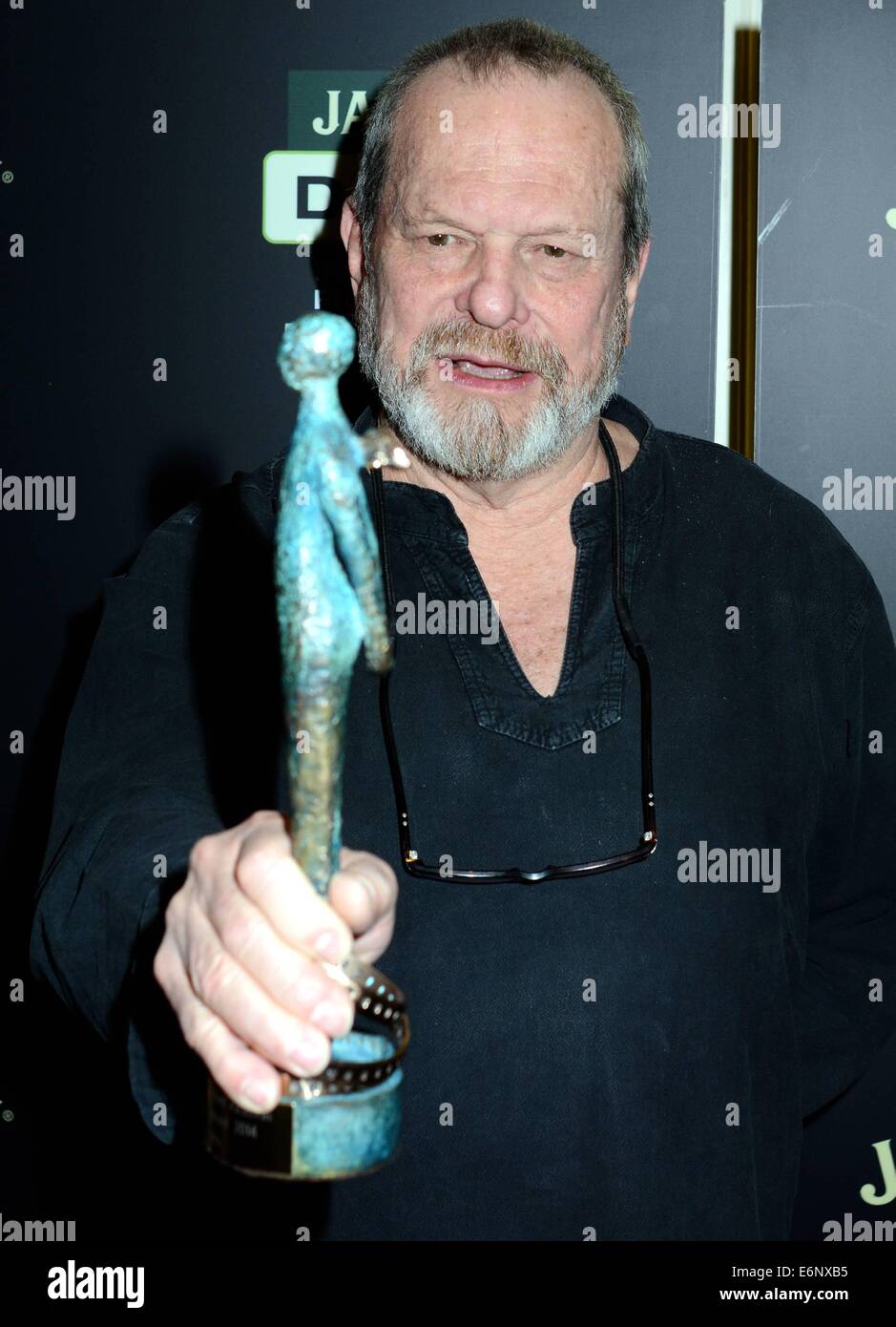 Regisseur Terry Gilliam ist mit einem Jameson Dublin International Film Festival Award Volta von Liam Cunningham im The Merrion Hotel vor einer Vorführung seines Films The Zero Theorem präsentiert...  Mitwirkende: Terry Gilliam wo: Dublin, Irland bei: 21 Februar 201 Stockfoto