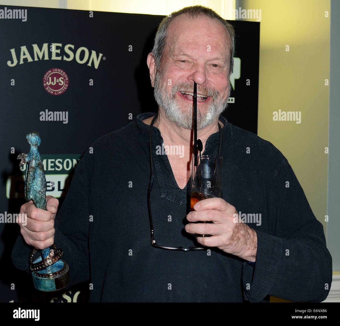 Regisseur Terry Gilliam ist mit einem Jameson Dublin International Film Festival Award Volta von Liam Cunningham im The Merrion Hotel vor einer Vorführung seines Films The Zero Theorem präsentiert...  Mitwirkende: Terry Gilliam wo: Dublin, Irland bei: 21 Februar 201 Stockfoto