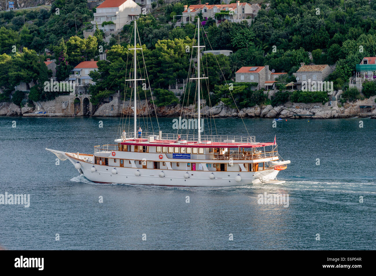 Motoryacht verlassen den Hafen von Dubrovnik in Kroatien. Stockfoto