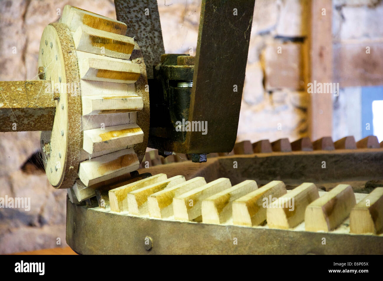 Alte Maschinen. Ein hölzernes Zahnrad gefunden in einer Mühle. Mittelalterlichen Hightech. Stockfoto