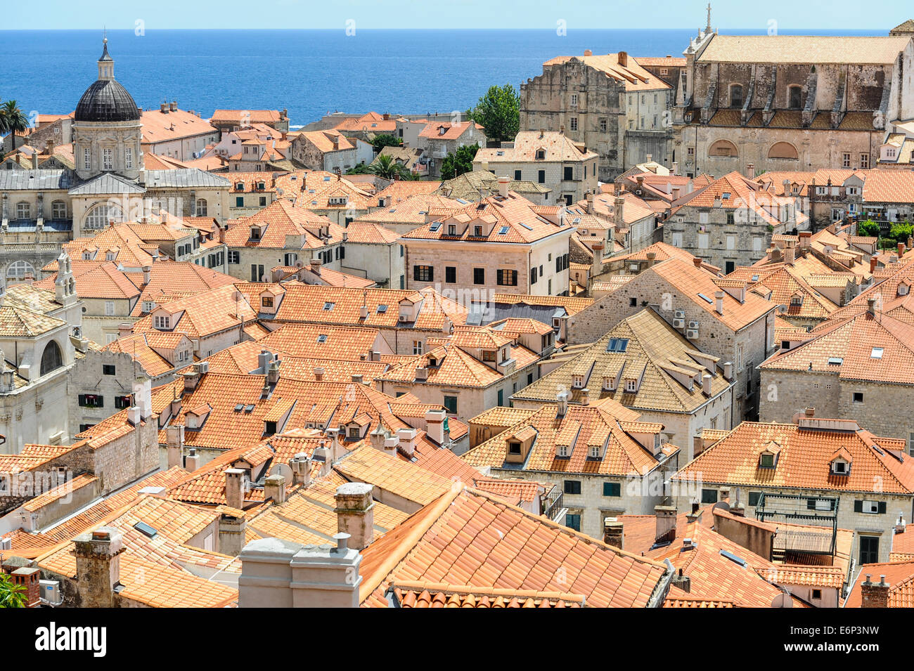 Die Altstadt von Dubrovnik, von der Festungsmauer, blickte auf die roten Ziegeldächer Stockfoto