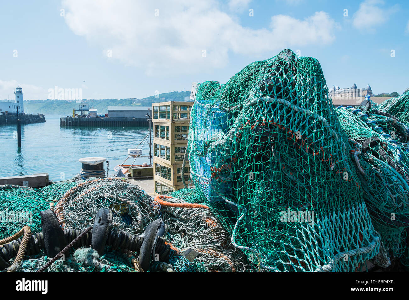 Haufen von Fischernetzen am Rande des Scarborough Hafen Stockfoto