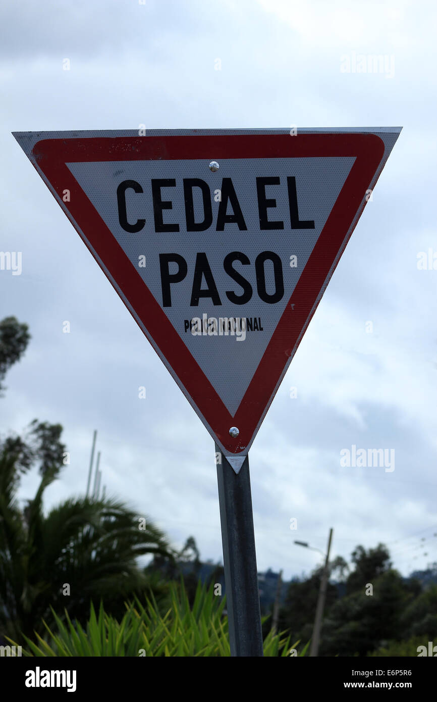 Ein spanischer Sprache Ertrag Zeichen an der Seite einer Straße in Ibarra, Ecuador Stockfoto