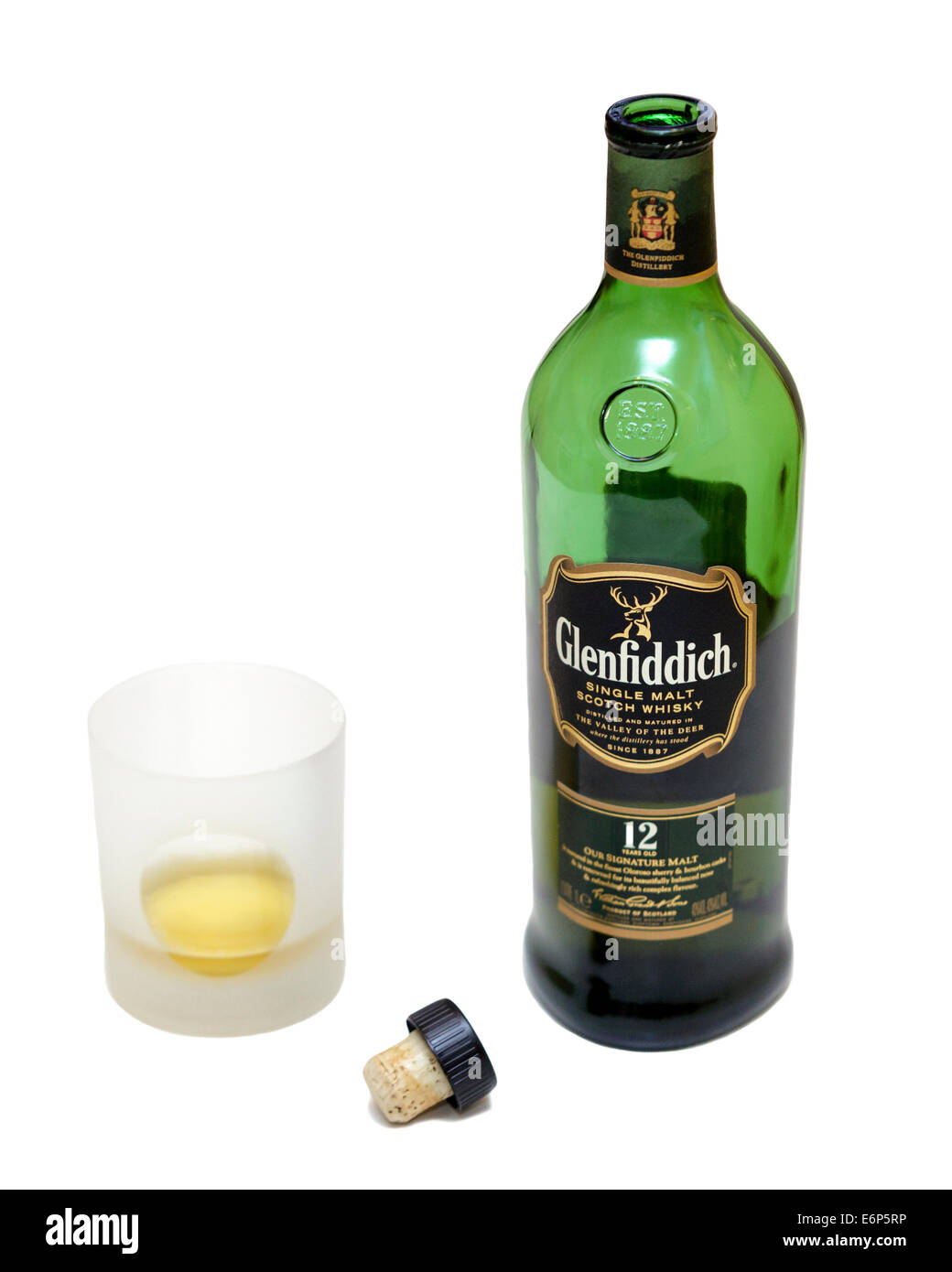 Die geöffnete Flasche der 12 Jahre alte Glenfiddich Single Malt Scotch Whisky neben einem Glas Whisky auf weißem Hintergrund isoliert Model Release: Nein Property Release: Nein. Stockfoto