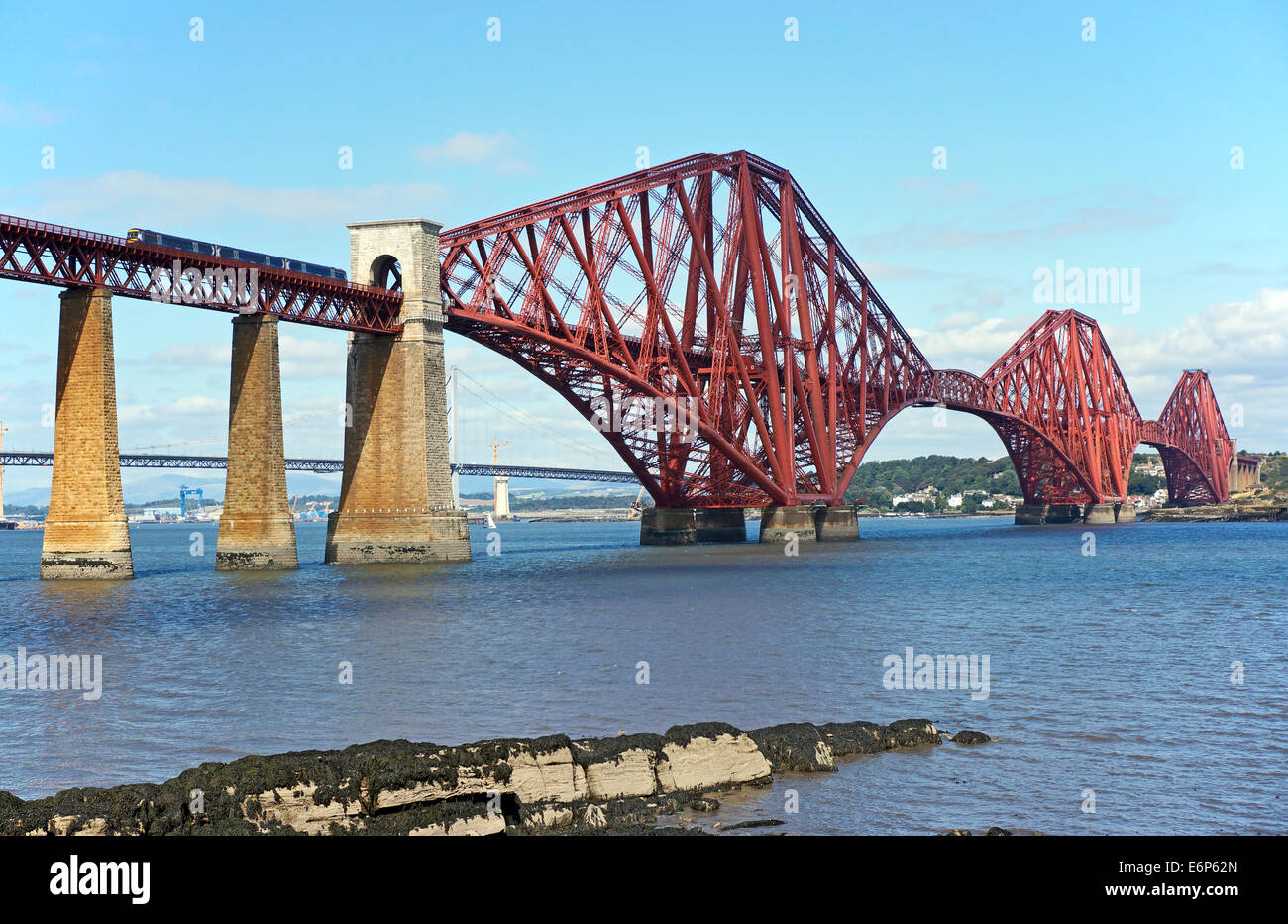 Die Forth Bridge aus östlich von South Queensferry in Edinburgh Schottland verbinden Bahnverkehr mit Fife mit Zug überfahren Stockfoto