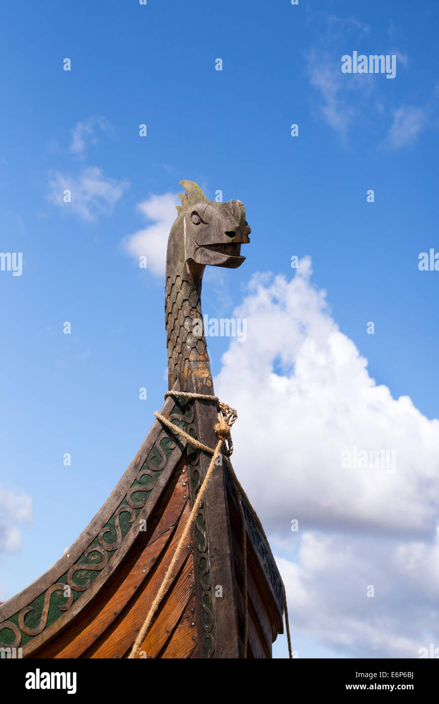 Replikat Drachen den Kopf auf ein Wikinger-Langschiff in ein historisches Reenactment. UK Stockfoto