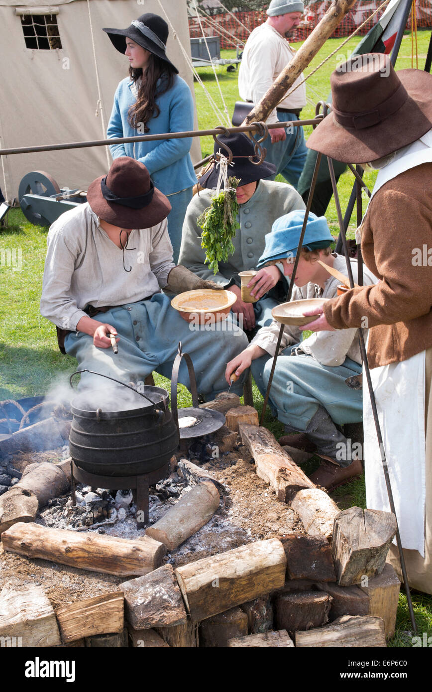 Sir William Pennymans Regiment. Englischer Bürgerkrieg. Royalist Armee um ein Feuer auf einem Reenactment militärischen Show Kochen. UK Stockfoto