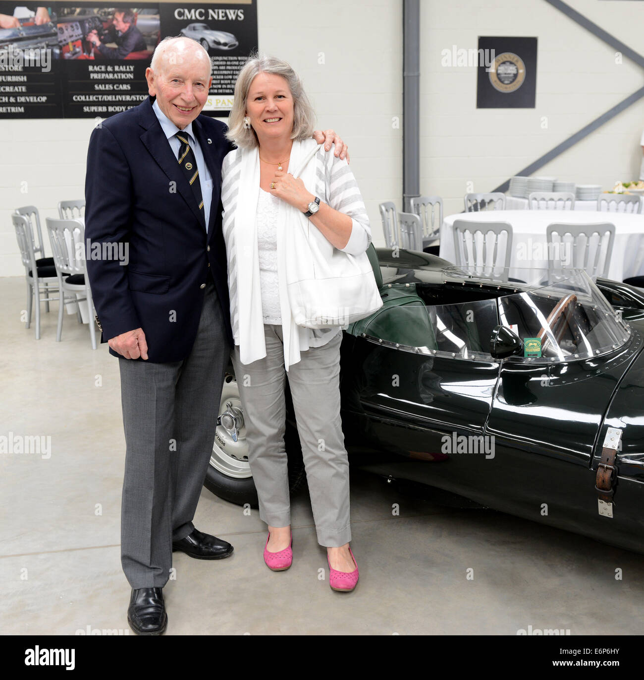 John Surtees, der ehemalige Formel-1-Weltmeister, mit seiner Frau Jane bei Classic Motor Cars in Bridgnorth, wo er sein neues Gelände eröffnete. Kredit: David Bagnall Stockfoto