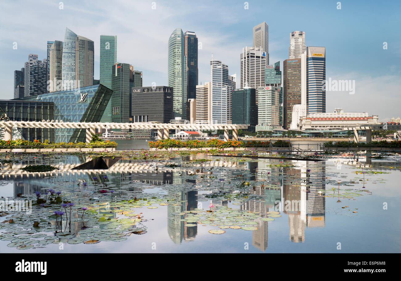 Singapur-Wolkenkratzer und Reflexion Stockfoto