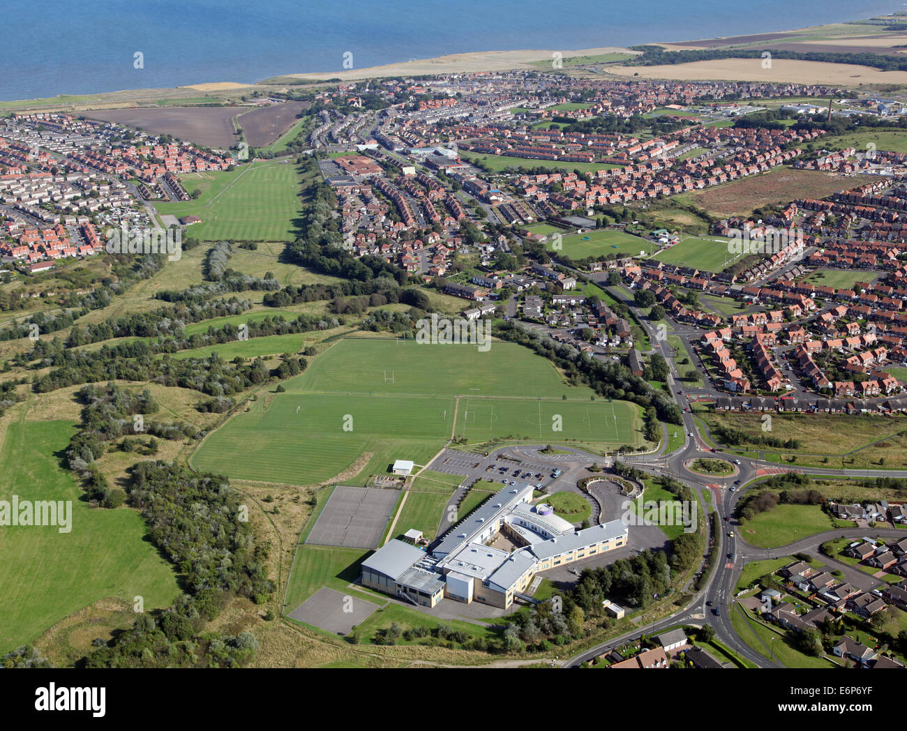 Luftaufnahme des Ryhope, Sunderland Suche entlang B1286 Tunstall Bank mit ehrwürdigen Bede Church Of England School im Vordergrund Stockfoto