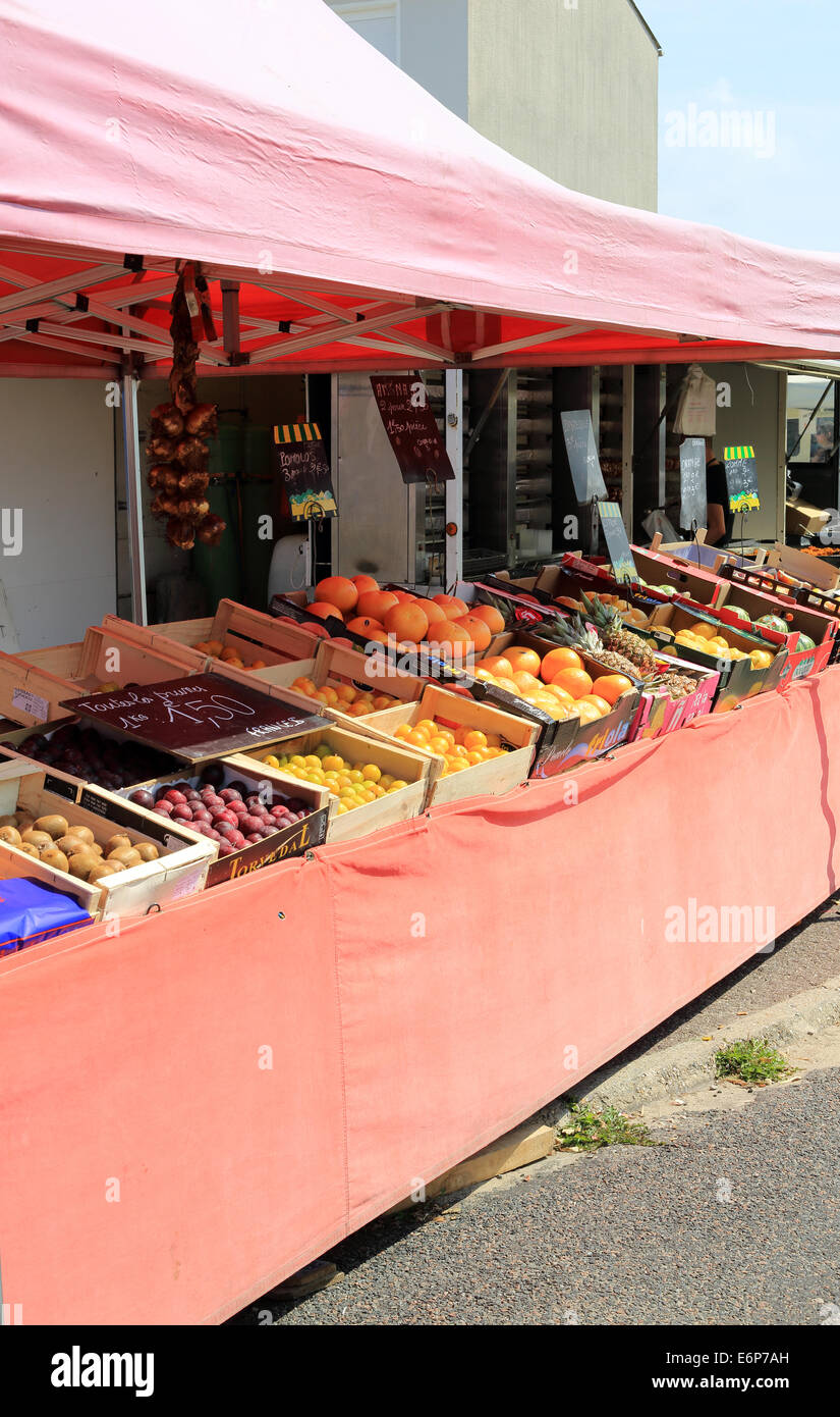 Marktstand auf Avenue Foch, Quend-Plage, Somme, Picardie, Frankreich Stockfoto