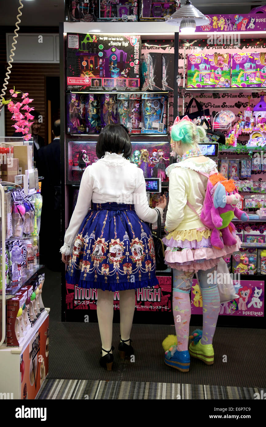 Junge Frauen, Mädchen, Teenager, weibliche Teenager, Puppen, Spielzeug im Shop. Manga, Anime, Comics. Omote-Sando, Harajuku Bereich, Tokyo, Japan Stockfoto